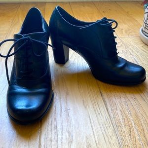 Black leather heeled Oxfords by ECCO. Size 39/8.